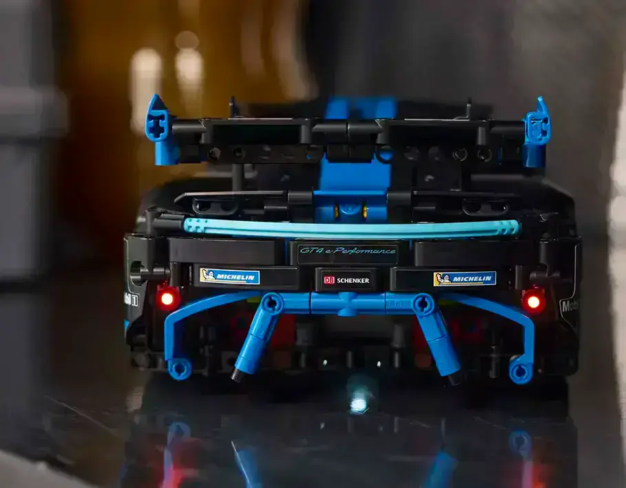 Деталізований інтер’єр LEGO Porsche GT4 e-Performance з відчиненими дверцятами