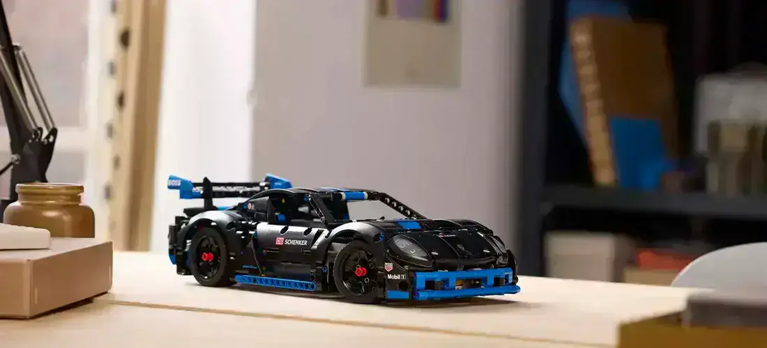 LEGO Technic Porsche GT4 e-Performance з видом згори під час їзди