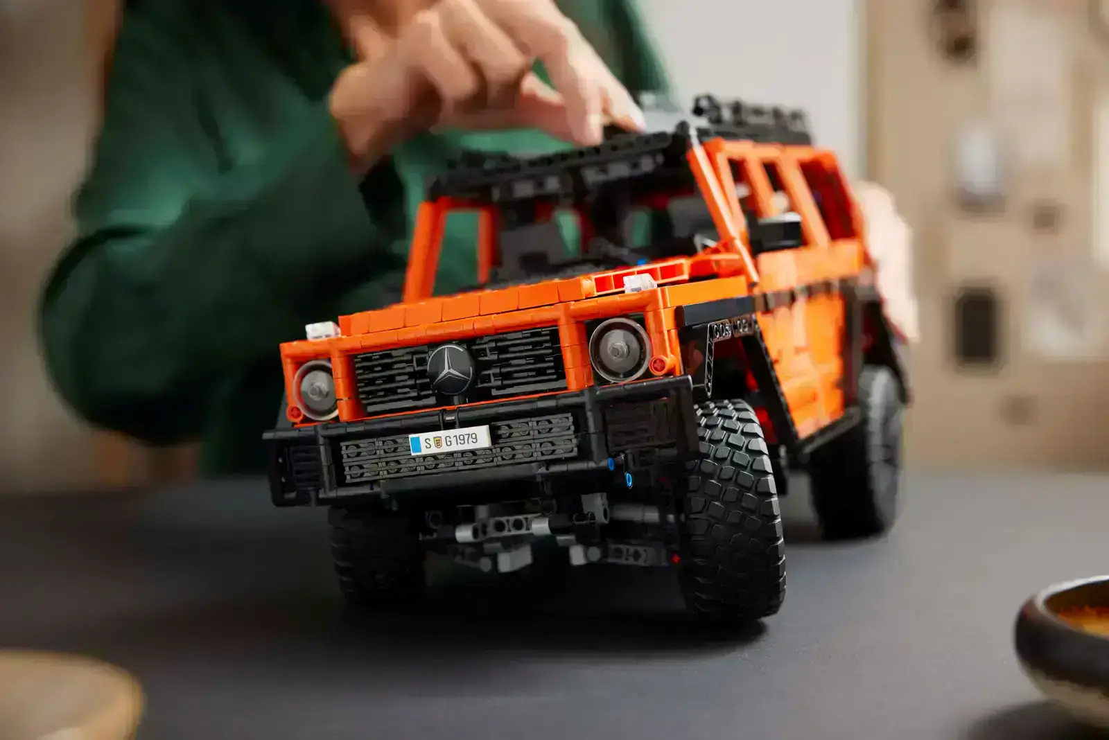 LEGO Technic Mercedes-Benz G 500, відкриті двері та деталі інтер'єру