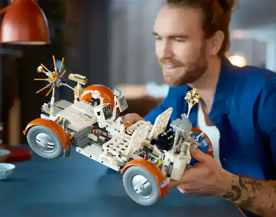 LEGO Technic NASA Apollo — боковой вид модели лунохода на демонстрационной подставке