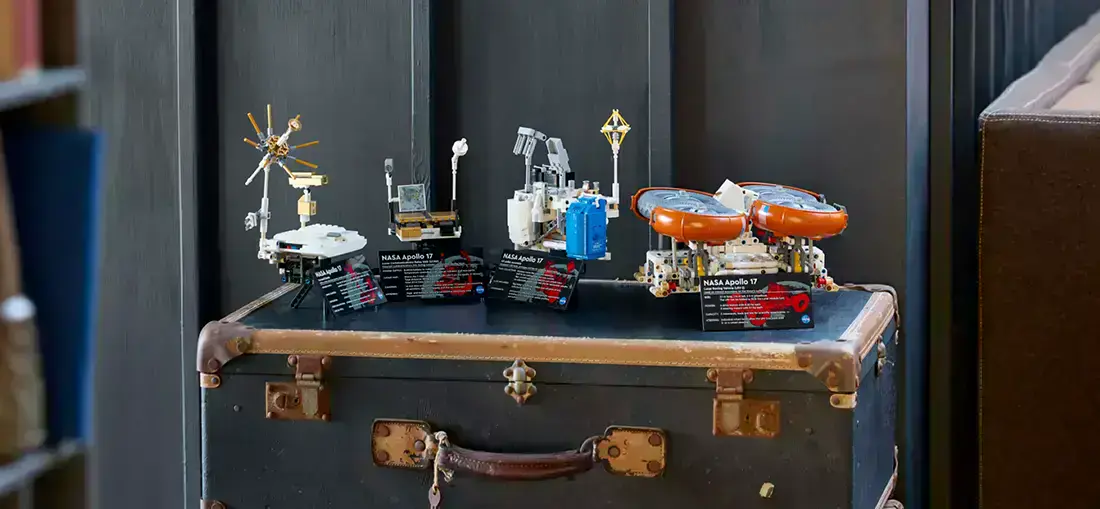 Общий вид LEGO Technic лунохода NASA с прикреплёнными модулями и инструментами