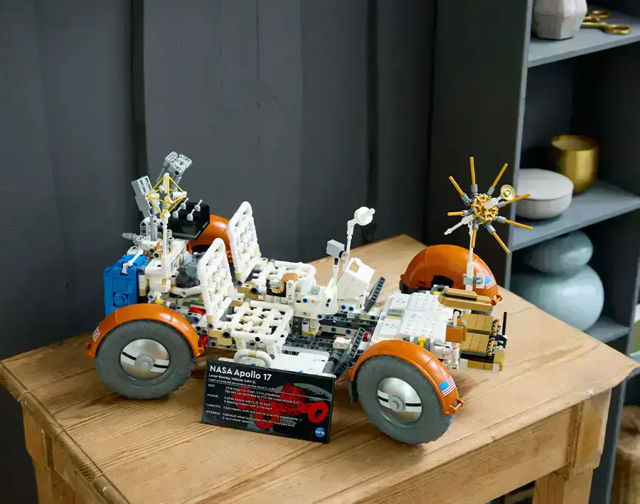LEGO луноход с деталями энергосистемы, телевизионной камерой и научными инструментами