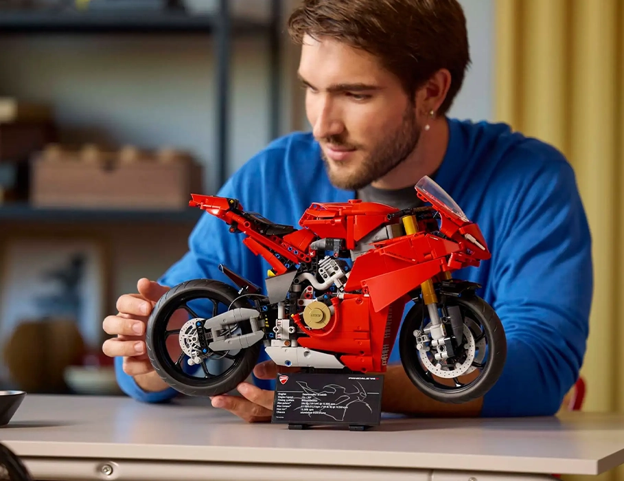 LEGO Technic Ducati Panigale V4 S 42202 – вигляд з підставкою для демонстрації моделі
