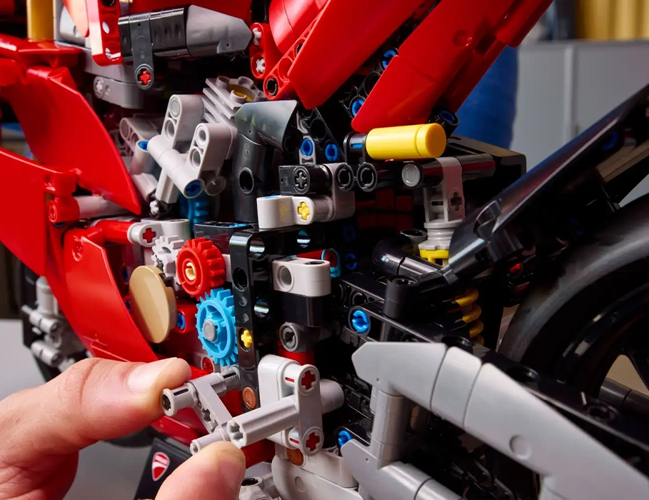 LEGO Technic Ducati Panigale V4 S 42202 – деталі моделі та реалістичні елементи конструкції