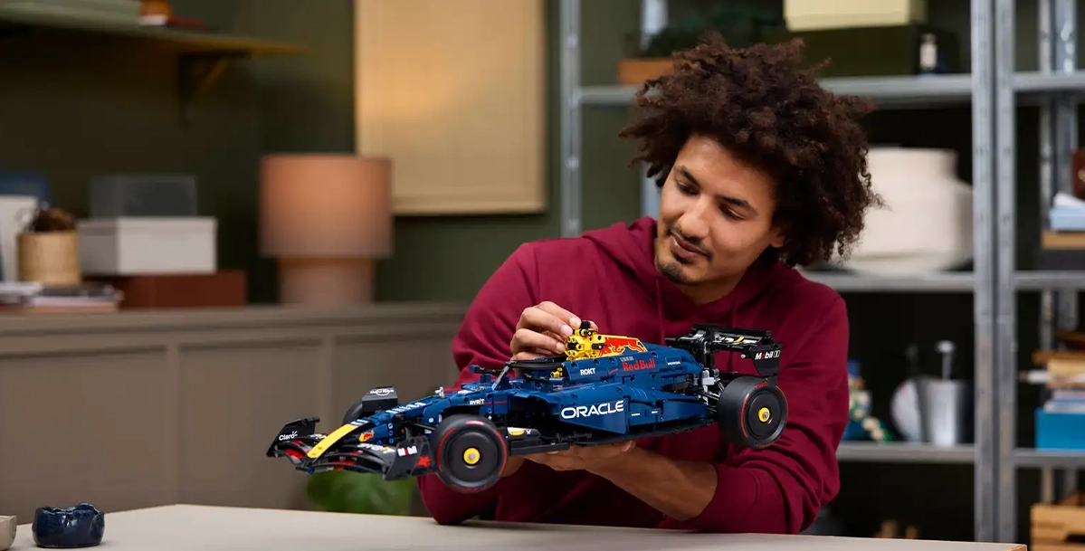 LEGO Technic Oracle Red Bull Racing RB20 — вигляд зібраного боліда Формули-1 масштабу 1:8