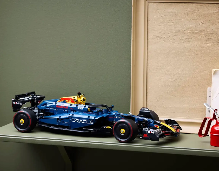 LEGO Technic Oracle Red Bull Racing RB20 — модель боліда на демонстраційній підставці