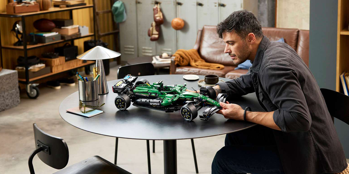 Блоковий конструктор LEGO Technic Автомобіль F1 Aston Martin Aramco AMR25 (42240)
