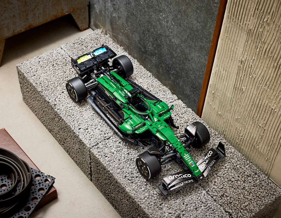 Блоковий конструктор LEGO Technic Автомобіль F1 Aston Martin Aramco AMR25 (42240)