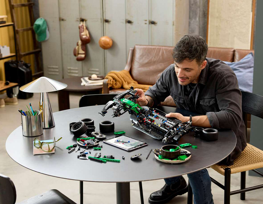 Блоковий конструктор LEGO Technic Автомобіль F1 Aston Martin Aramco AMR25 (42240)