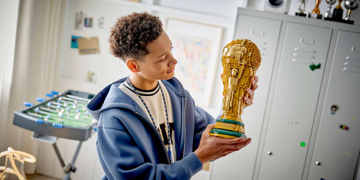 Блоковый конструктор LEGO Editions Football Официальный трофей чемпионата мира по футболу FIFA (43020)