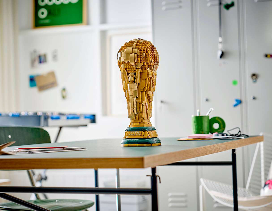 Блоковый конструктор LEGO Editions Football Официальный трофей чемпионата мира по футболу FIFA (43020)