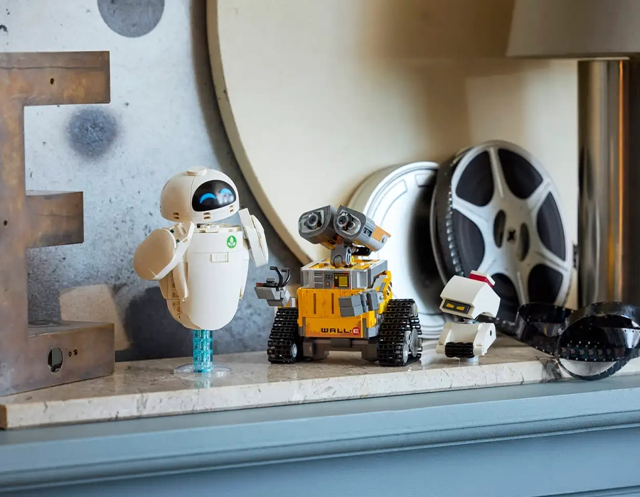 LEGO Disney Pixar 43279 – фігурки ВОЛЛ-І та Єви з рухомими частинами та аксесуарами