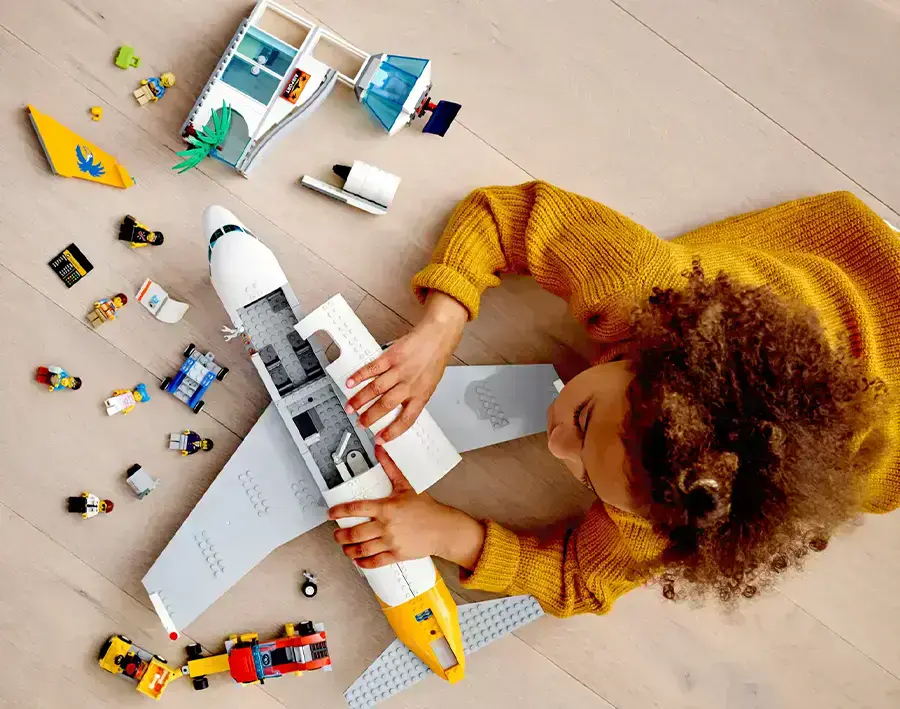 LEGO 60262 — компоненты набора: самолёт, диспетчерская башня, терминал и автопогрузчик
