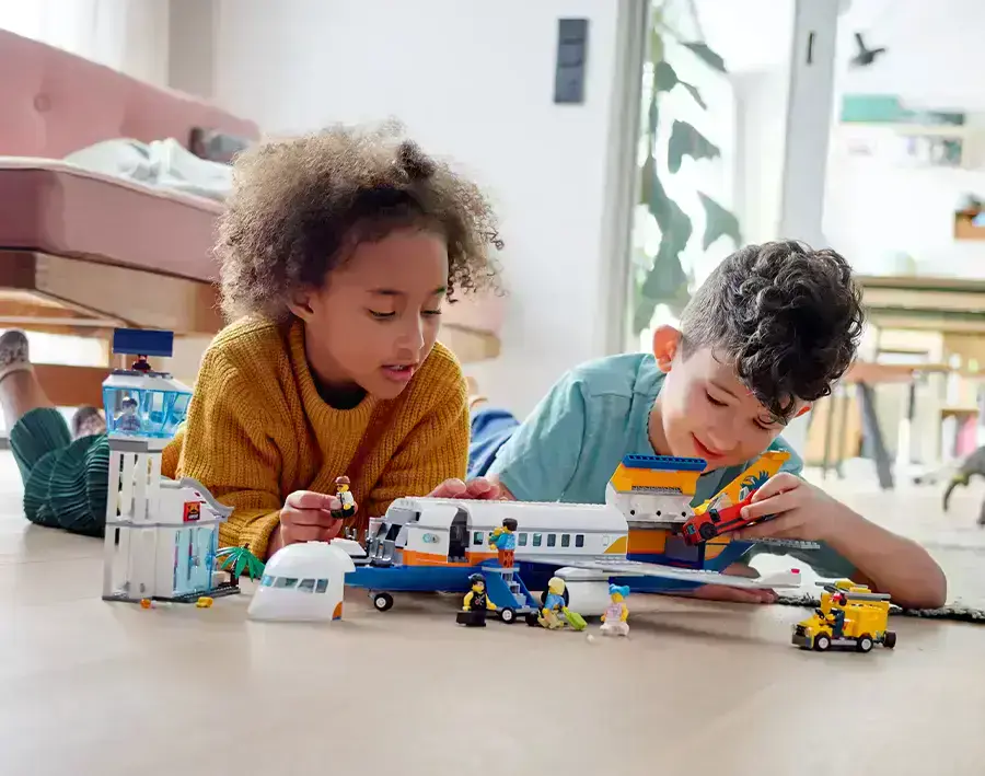 LEGO 60262 — дети играют с самолётом, терминалом и фигурками в аэропорту
