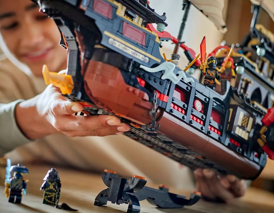 LEGO Ninjago 71848: открытый интерьер корабля Храмовая награда с суши-баром и главной каютой