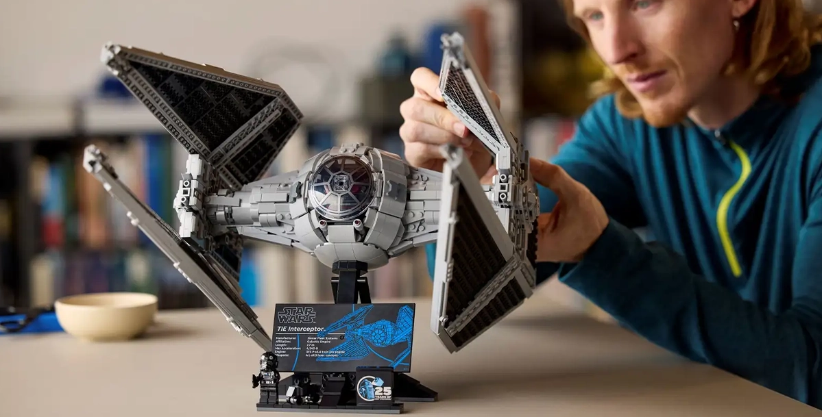LEGO Star Wars 75382: Модель TIE-истребителя-перехватчика UCS с характерными крыльями и детализированной кабиной