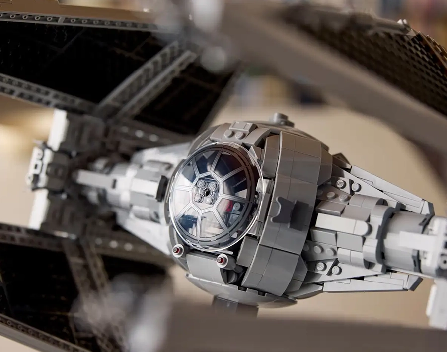 LEGO 75382: TIE-истребитель-перехватчик с подставкой, информационной табличкой и минифигурками пилота TIE и дроида-мыши