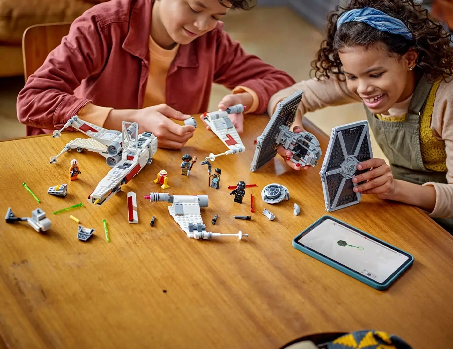 LEGO Star Wars 75393: модель TIE Fighter та X-wing у різних конфігураціях, демонстрація функцій гри
