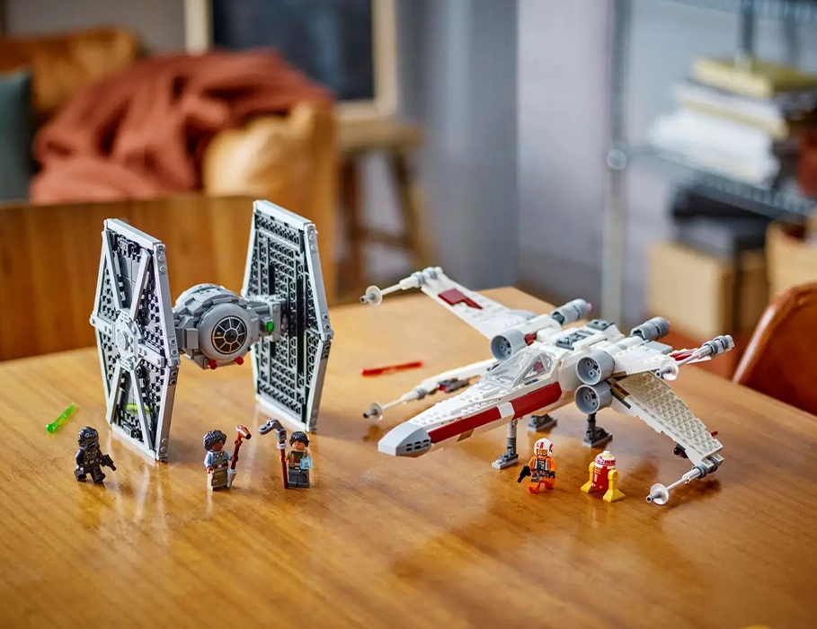 LEGO Star Wars 75393: комбіновані моделі TIE Fighter та X-wing із відкриваними кабінами та пружинними шутерами