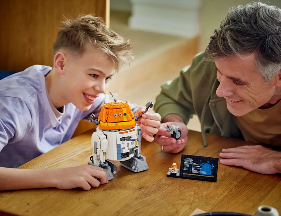 LEGO Star Wars 75416: минифигурка дроида Чоппера на подставке с табличкой