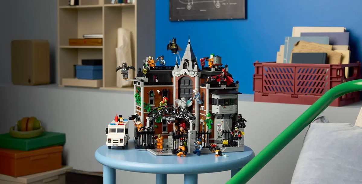 LEGO DC Batman 76300 – общий вид модели Аркхемской лечебницы