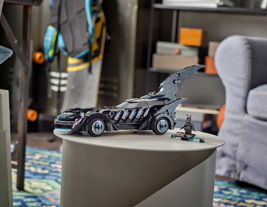 LEGO Batman 76304 – вид кабины Бэтмобиля и место для мини-фигурки Бэтмена