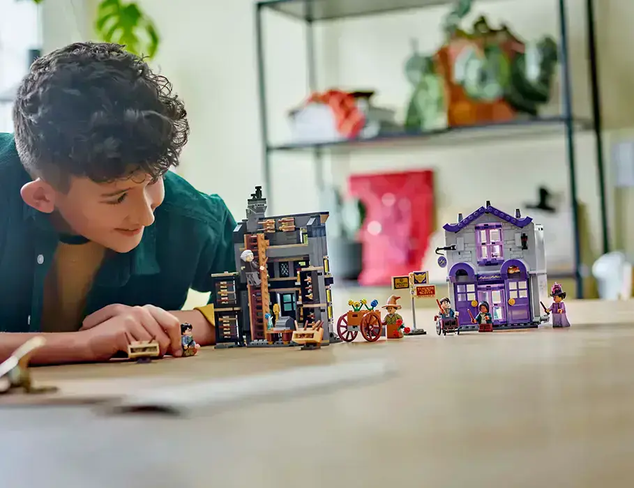 LEGO 76439 – крамниці в поєднанні з іншими наборами з серії Алеї Діаґон, вид з фасаду