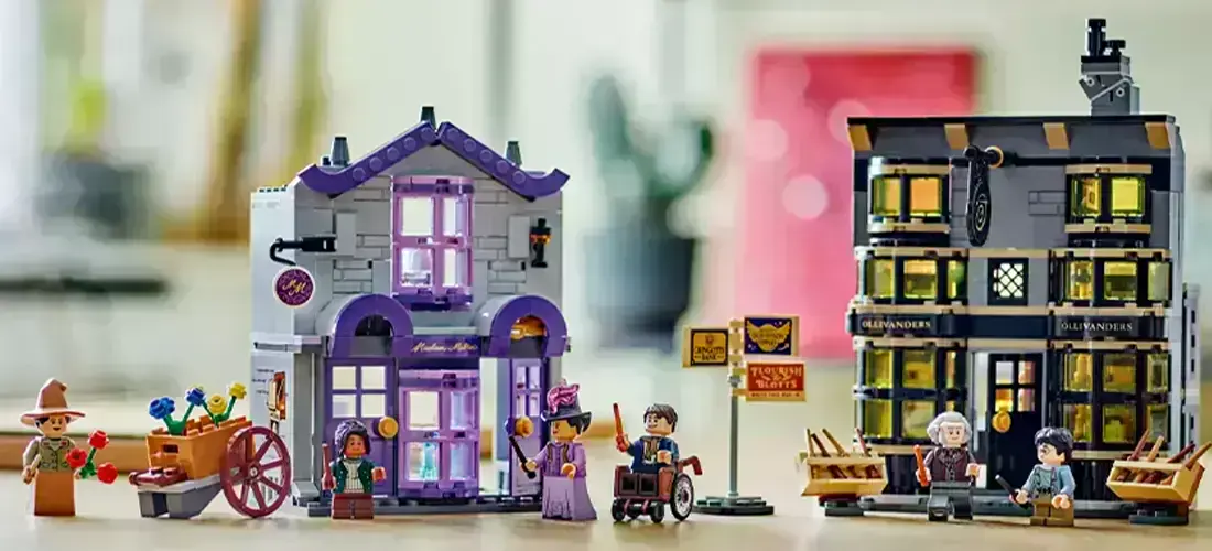 LEGO Harry Potter 76439 – загальний вигляд крамниць Олівандера та мадам Малкін, з мініфігурками