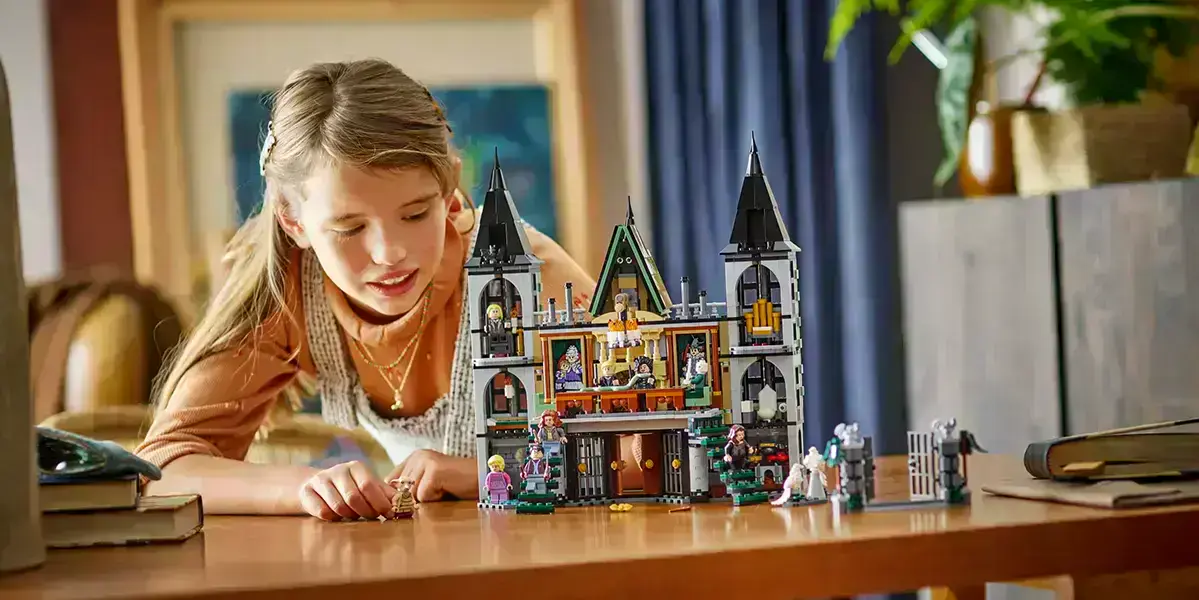 LEGO 76453 – общий вид усадьбы Малфоев с минифигурками