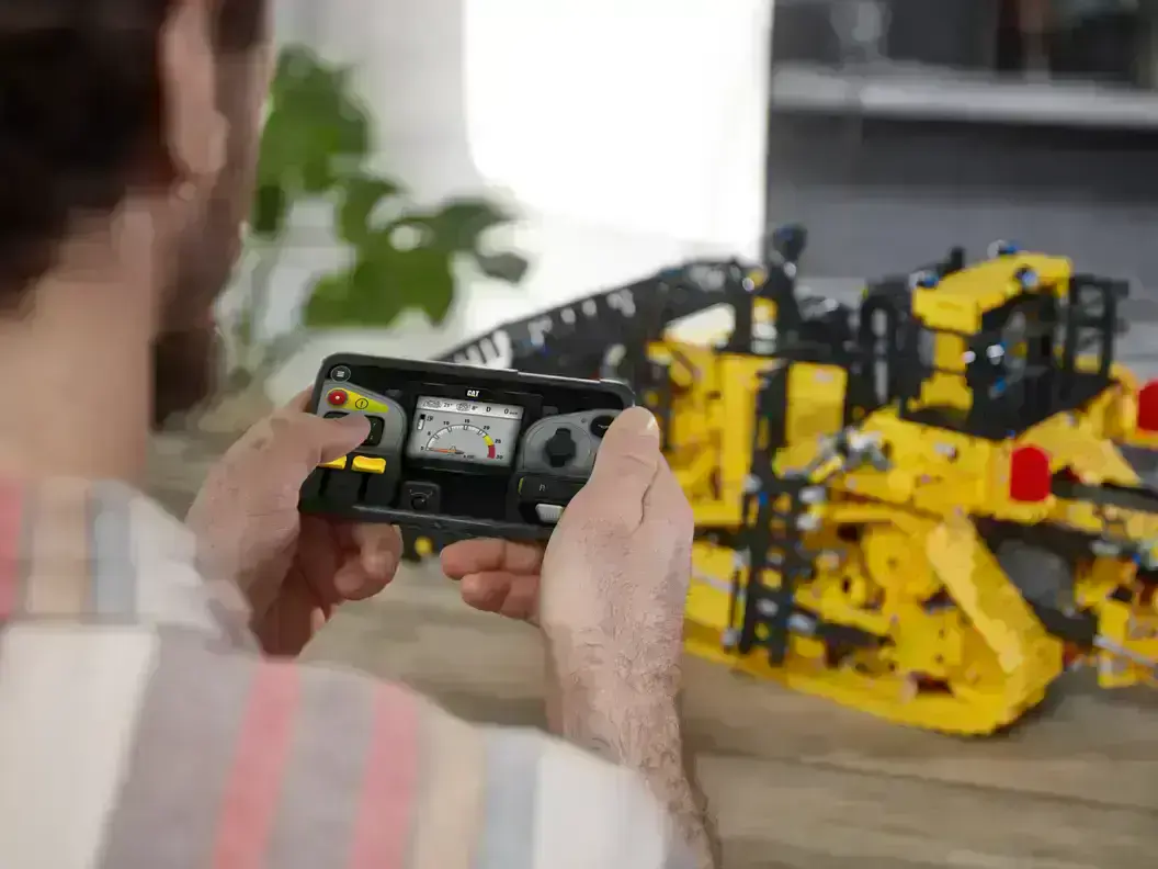 avto-konstruktor-lego-buldozer-cat-d11-s-d-u-42131-2
