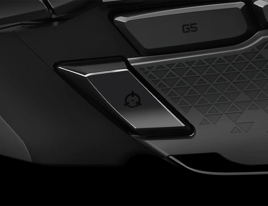 Кнопка DPI-Shift з лівого боку миші Logitech G502 HERO для точного прицілювання