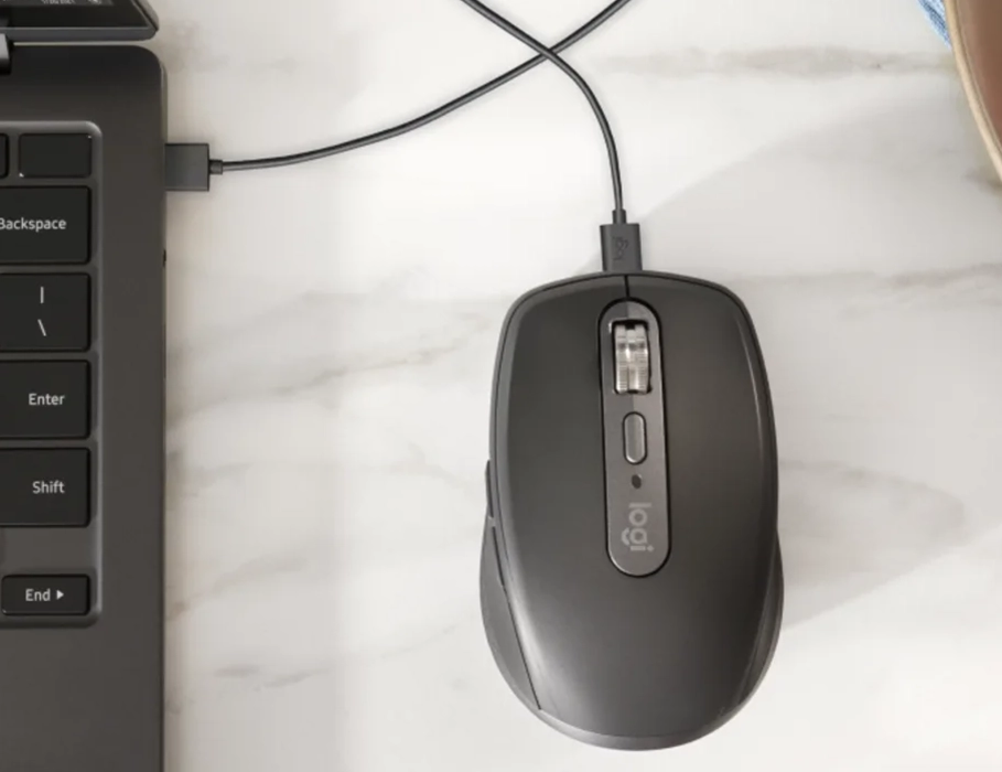 Процесс зарядки мыши Logitech MX Anywhere 3S через USB-C кабель