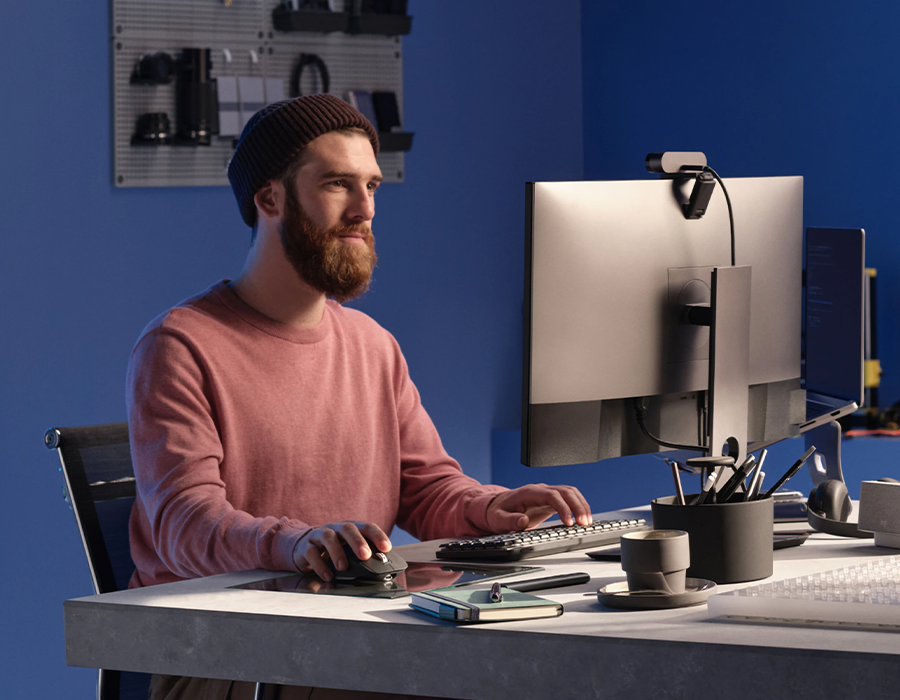 Logitech MX Master 3S — вигляд миші в ергономічному положенні з акцентом на комфорт