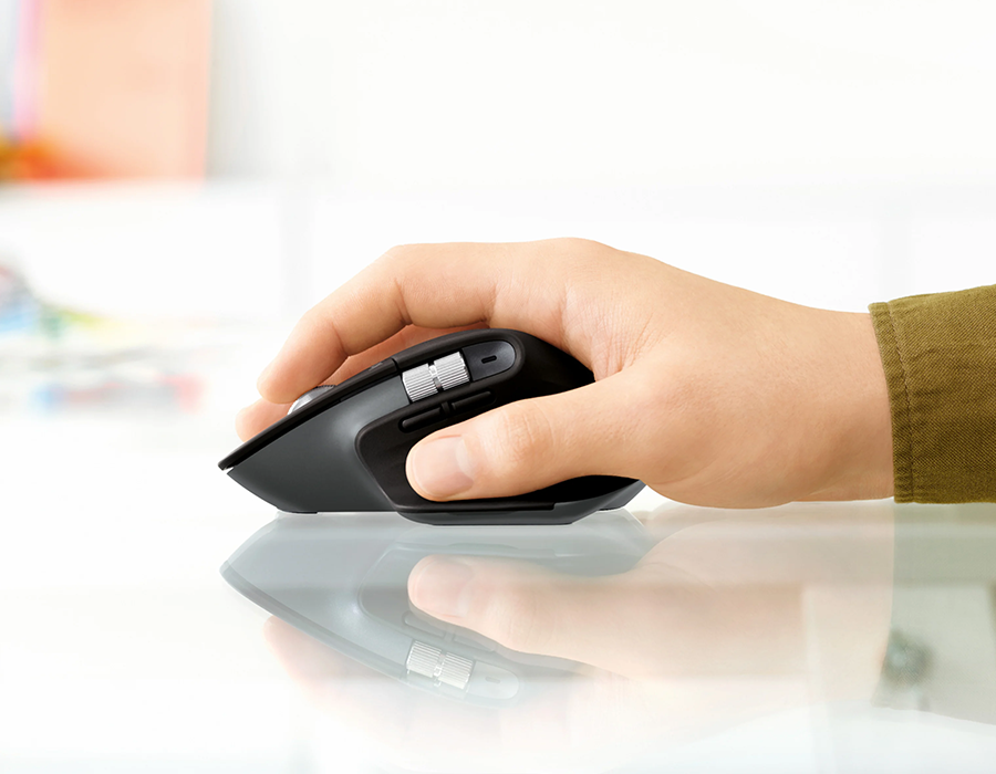 Logitech MX Master 3S на скляній поверхні, демонстрація точності сенсора 8000 DPI
