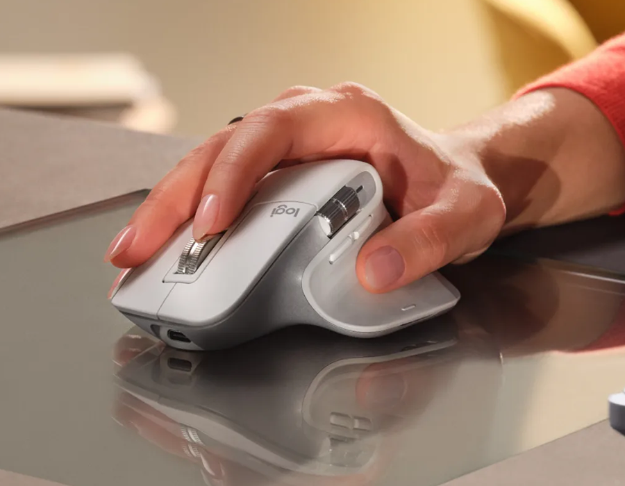 Боковий вигляд миші Logitech MX Master 3S на руці, акцент на ергономічну форму