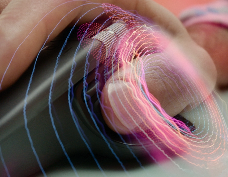 MX Master 4 крупным планом, демонстрация колёсика MagSpeed и кнопок