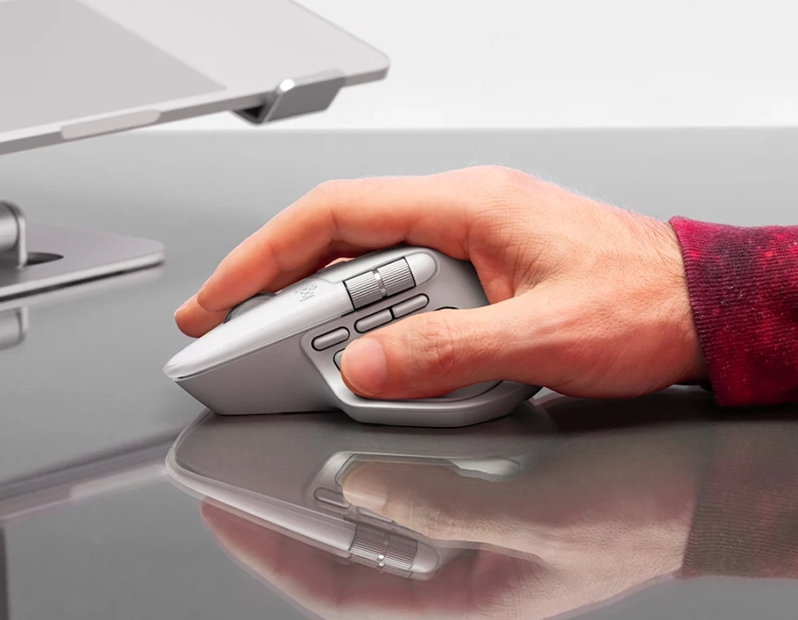 MX Master 4 на стеклянной поверхности, демонстрация работы сенсора 8000 DPI