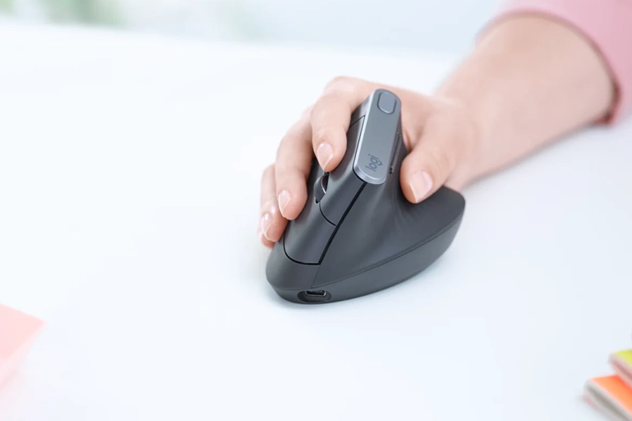 Мышь Logitech MX Vertical в положении рукопожатия
