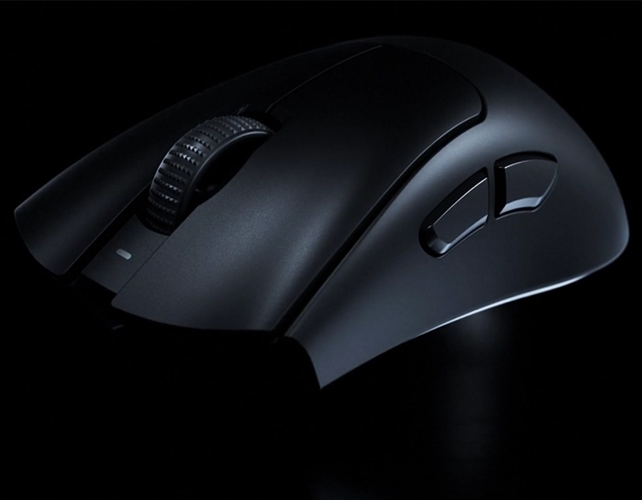 Razer DeathAdder V4 Pro на черном фоне