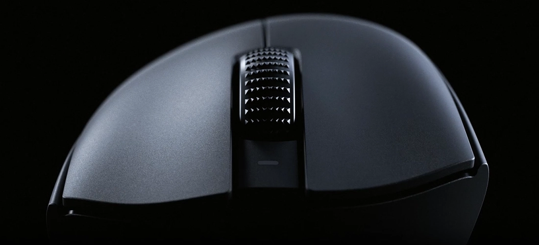 Razer DeathAdder V4 Pro — вид спереди, демонстрация формы