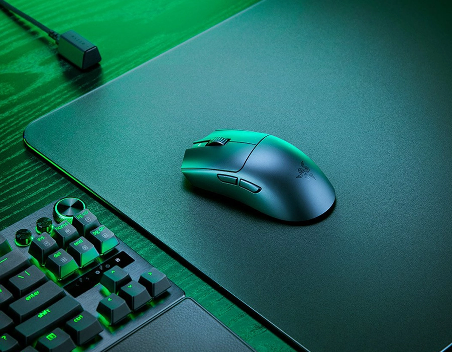 Razer Viper V3 Pro — нижня частина миші з м’якими ніжками та DPI-кнопкою