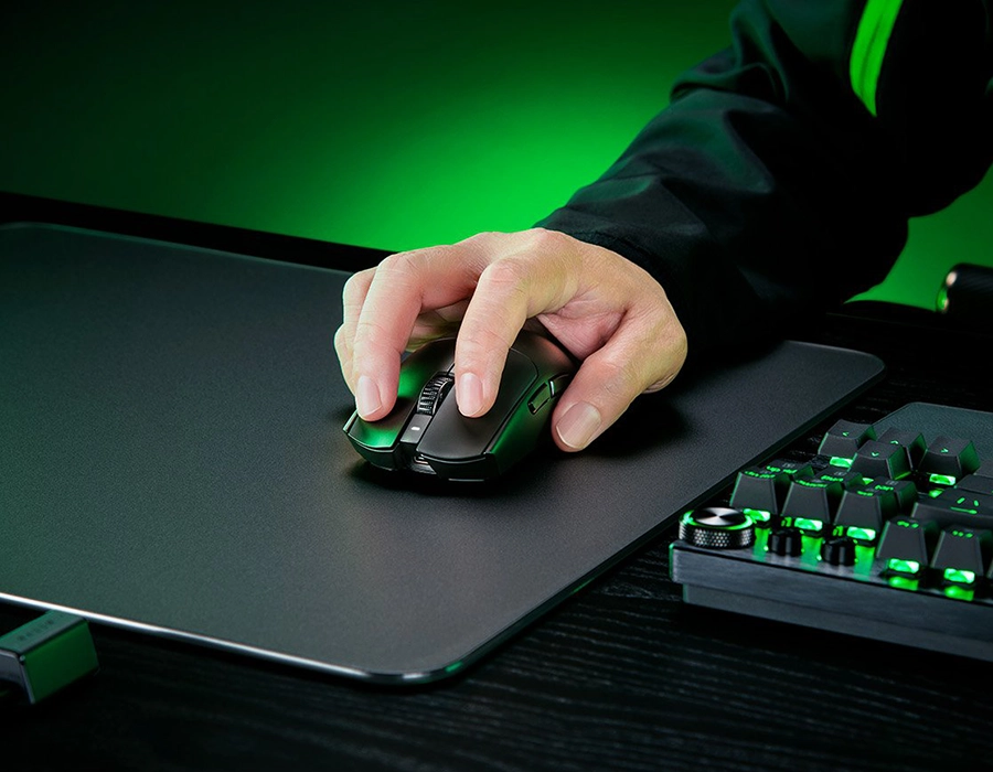 Razer Viper V3 Pro — вид ззаду, вигин корпусу та бічний профіль