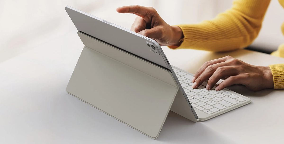 Satechi OntheGo Bluetooth Keyboard — вид клавиатуры с подставкой спереди
