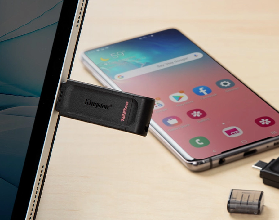 Флешка Kingston DataTraveler 70, подключённая к ноутбуку с портом USB-C