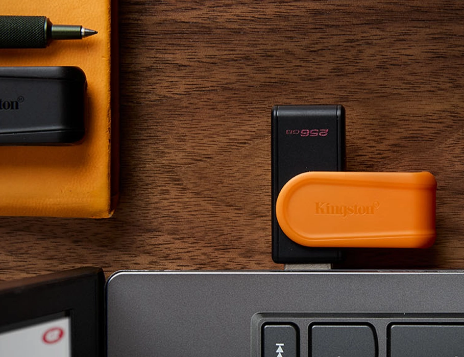 Kingston DataTraveler Exodia S, подключённый к ноутбуку