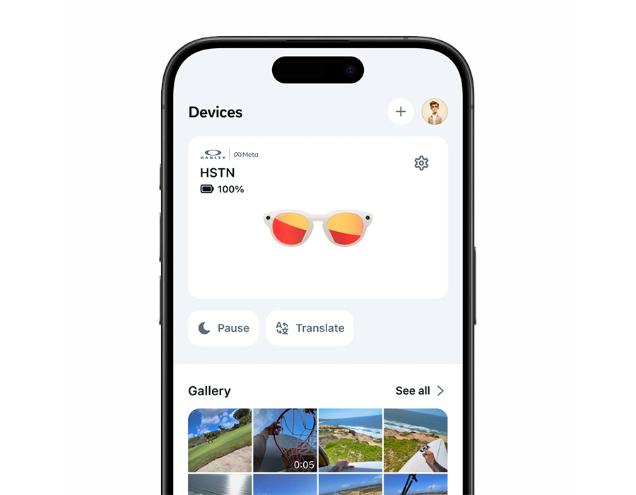 Інтерфейс додатку Meta AI на смартфоні поруч із окулярами Oakley