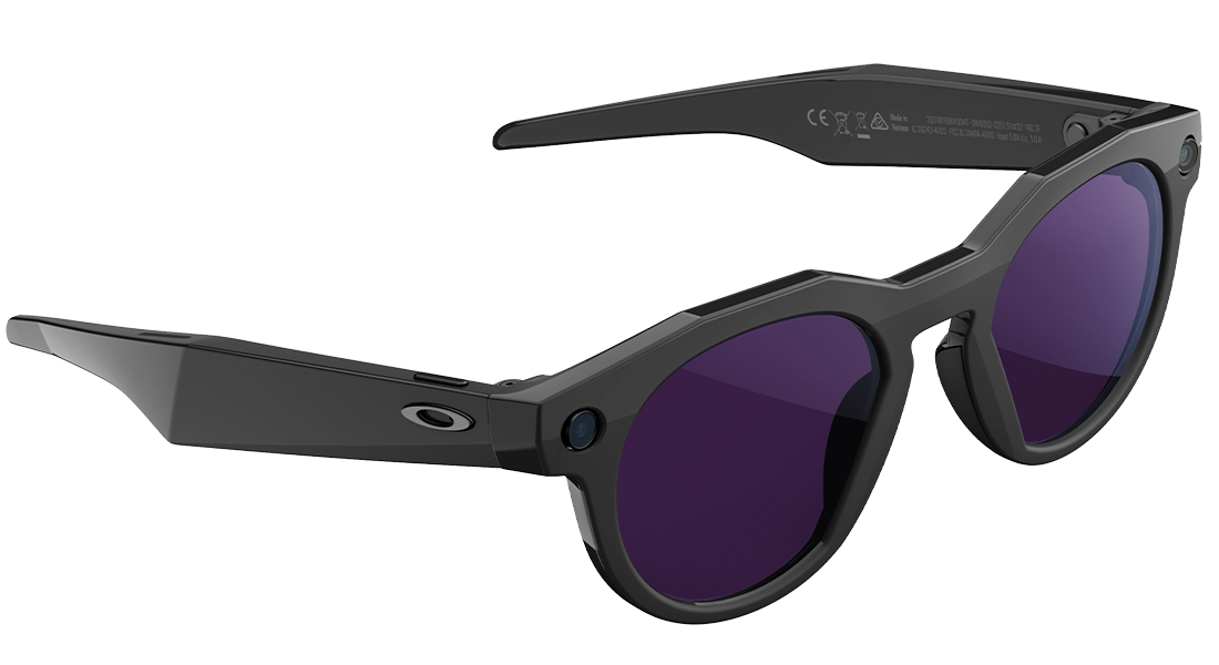 Смарт-окуляри Oakley Meta HSTN крупним планом на столі