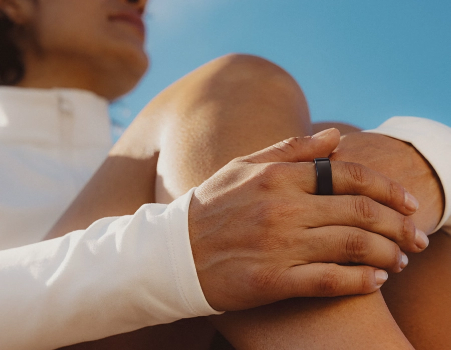 Oura Ring 4 крупным планом, демонстрация сенсоров
