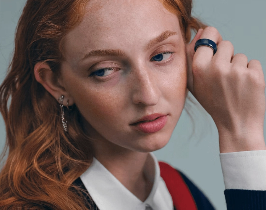 Oura Ring 4 Ceramic – керамічне кільце синього кольору на жінці