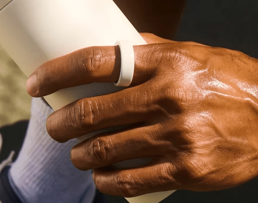 Oura Ring 4 Ceramic крупним планом на пальці – блискуча кераміка та елегантний дизайн